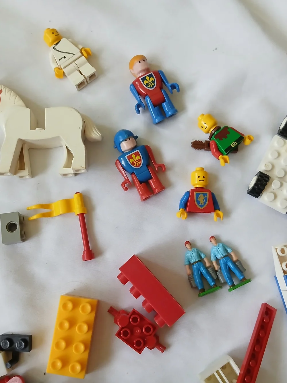 Vintage Legos, Figures, Blocks, Accesories.  Imcomplete